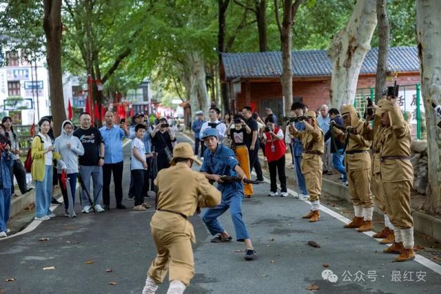 红安七里坪万人参与，现场画面来了！