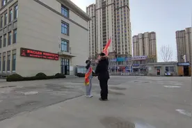 龙海小学举行学雷锋主题升旗仪式 ​争做雷锋式好少年图片