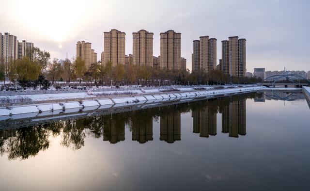 初冬夜落雪 悄染关川河
