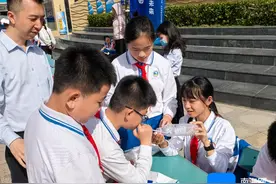 VR、机器人操控体验……海口一校园举办精彩纷呈科技活动图片