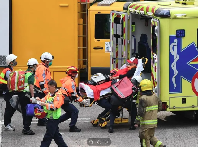 手机报·晚报丨香港火灾已造成55人遇难，楼内发现生还者；昆明火车站通报：试验列车致11人死亡