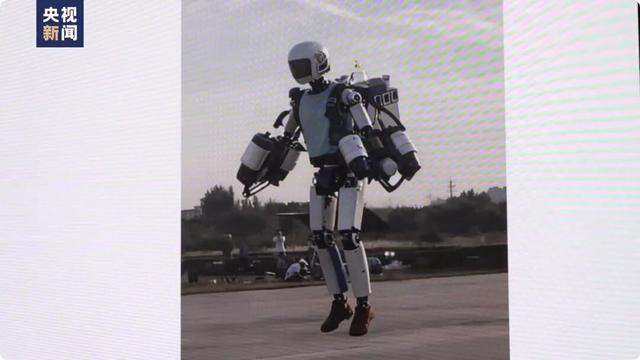 背上背包原地起飞！现实版“钢铁侠”太帅了