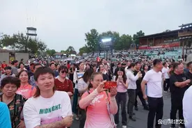 开封“干娘”再次现身武汉木兰不夜城，首届交友节将持续半个月！图片