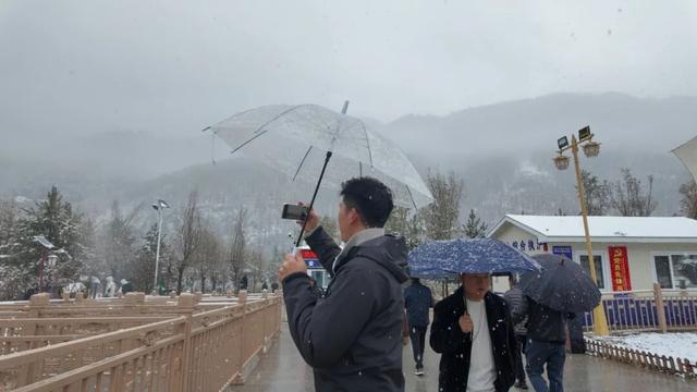 五台山景区飞雪迎“冬”！