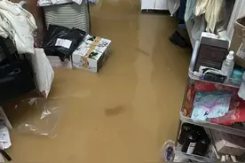 长沙一所大学宿舍因暴雨被淹，学生：当时积水已到脚踝，因为害怕去了酒店过夜图片