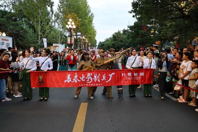 这周末的新民大街又有惊喜！走，去打卡董宇辉同款！