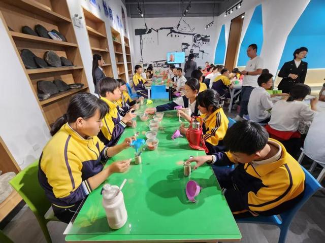 300余中学生探访泥河湾人类起源研学旅游基地  现场钻木取火学考古