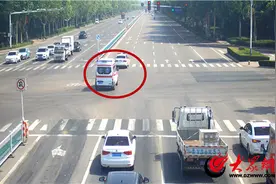 患者转院途中氧气不足 潍坊高密交警 “生死时速”开辟生命通道图片