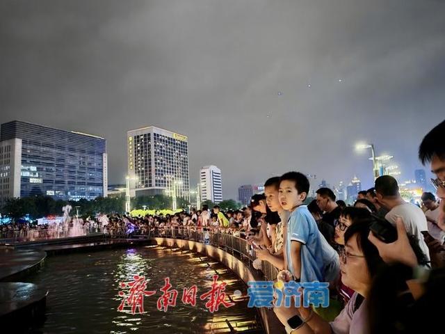 一年四季 泉在济南丨泉城广场音乐喷泉引客流高峰，夜经济再添文旅活力