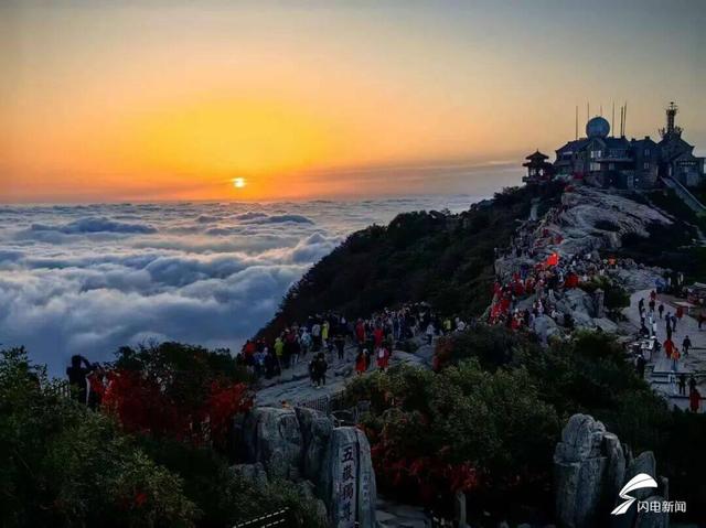 在秋日岱顶 邂逅一场金色的梦幻日出