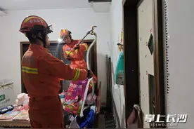 头皮发麻！一户居民家中客厅惊现……图片