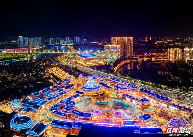 秋游时刻丨请看！这座被火车“拖”来的城市，如今已灯火璀璨