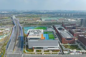 环楼跑道、屋顶足球场！南京南部新城全民健身中心顺利完成竣工验收图片