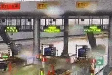 68岁男子驾车撞上收费站，致妻子死亡！牢记这句话，关键时刻能救命图片