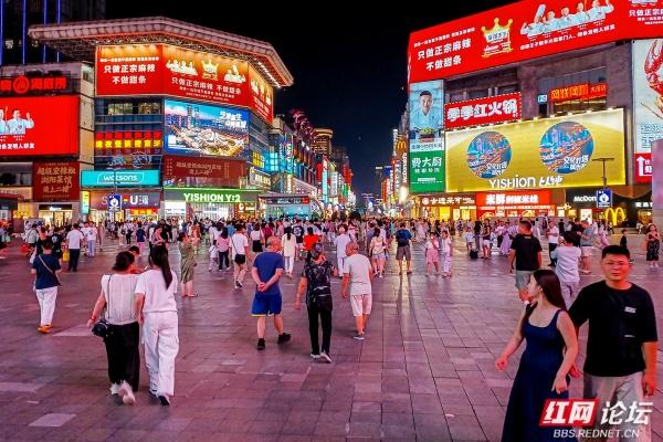 阵雨之后的黄兴路步行街，尽显长沙韵味