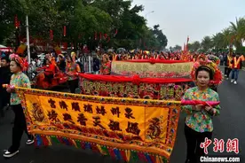 福建泉州：蟳埔妈祖“天香巡境”民俗活动举行图片