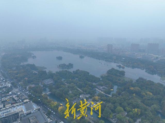 秋雾罩明湖 水雾氤氲美景如画