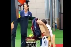 4岁宝宝带着炸裂蟑螂灯笼上学去 网友：真……“蟑”灯结彩！图片
