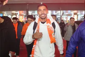 两名新外援抵达济南，泰山队备战进入冲刺阶段图片