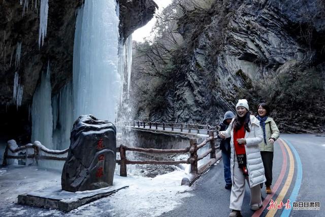 雪岭雾凇映冰帘 宕昌官鹅沟赏冰雪正当时