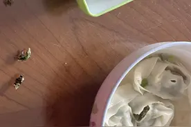 网友称在超市买的馄饨中吃出蟑螂  当地市监局：立案调查并向生产厂家发协查函，结果未出图片