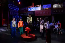 北京曲剧“拍卖会” 新空间穿越老舍图片