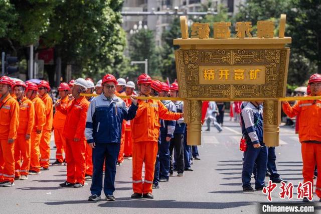 贵州赫章：多彩大巡游 炫出新活力