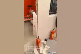 小区深夜突发起火，消防栓竟没水！更崩溃的是……图片