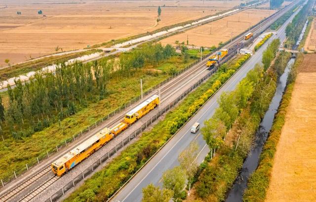 层林尽染时，他们用脚步丈量如画风光