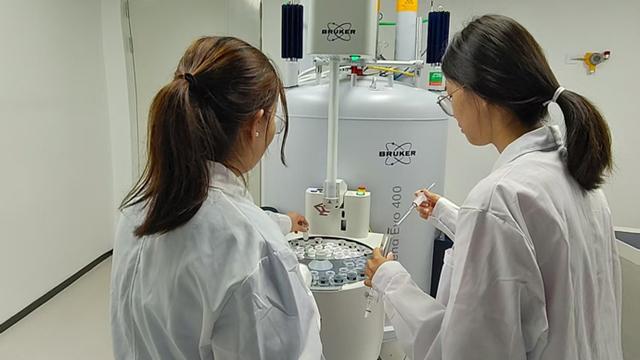 “阳光+海水”破解白色污染，这位上海科学家海边就地取材，让塑料重生