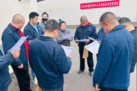 入境游持续火爆，成都“的哥”自学7门外语向外籍乘客问好图片