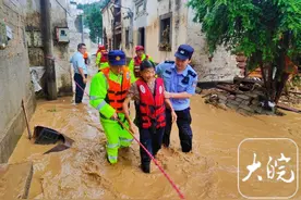 歙县：风雨无情人有情，众志成城战洪水图片