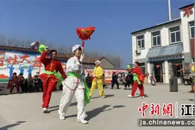 睢宁：划旱船、落子舞、扭秧歌 舞动乡村过大年图片