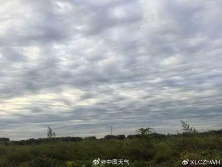 北京天空现震撼糙面云