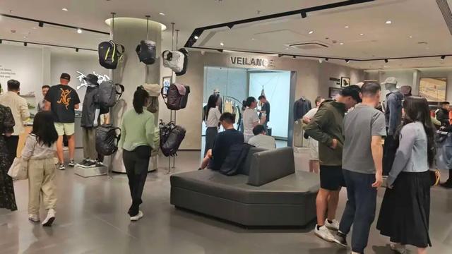 有始祖鸟门店店员称生意未受影响