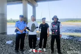 距龙门石窟景区一公里伊河河水中，钓鱼者称发现疑似文物佛头；文保部门：是否是文物正在鉴定中图片