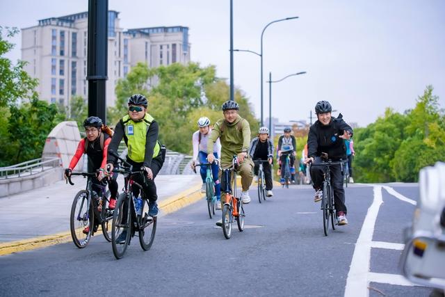 新江湾城打造慢行、骑行、舟行“三行”网络服务圈，为营商环境注入人文温度