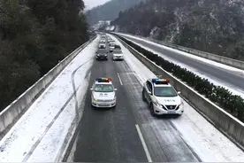 湖北襄阳保康交警压速带道，护航群众平安出行！图片