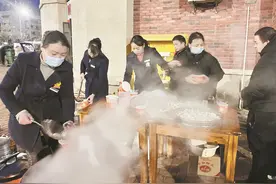 黄冈联投国际城小区物业服务中心给小区居民送温暖图片