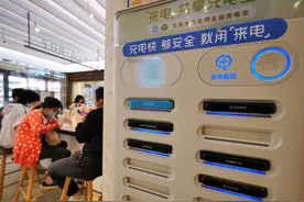 跑50公里归还不了怒砸共享充电宝，当事人称已协商解决 专家：野蛮发展导致“易借难还”图片