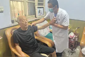 河南首次启动失能老年人免费上门健康服务！都服务哪些内容？记者实探图片