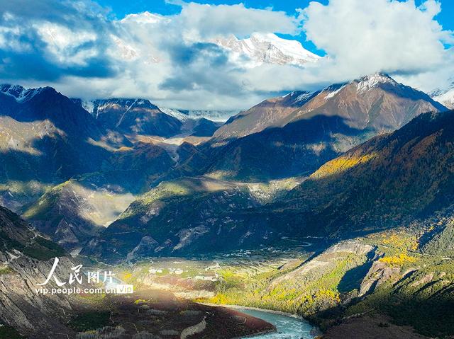 西藏林县：雅鲁藏布大峡谷秋景壮美