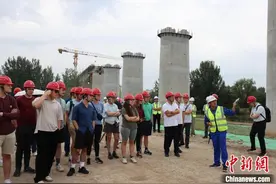 美国青年“夏游”西安：感叹“中式”基建速度 品味千年秦风唐韵图片