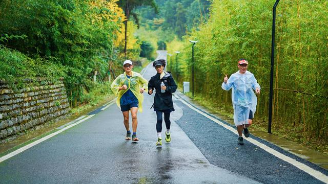 贵阳举行“绿行者”生态文明公益健行 两千市民共绘绿色画卷