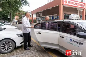 70岁老人看病有了“专车”！苏州漕湖街道“爱心司机”李绍丰主动去社区找免费乘客图片