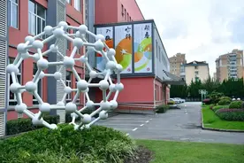 形成一校三区分布式管理模式，这所学校正式揭牌成立图片