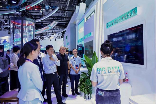 四大展区绘就数智新图景！中国电信携“优数精算 星辰智惠”亮相2025数博会