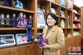 （新春见闻）广西千年名锦成俏销伴手礼图片