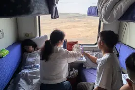 紧急！火车上女孩突然昏迷，武大女生狂奔8节车厢、人工呼吸半小时救人图片