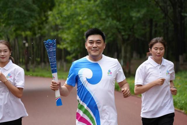 袈裟泉涌千年韵！2025济南国际泉水节“泉炬”传递抵达长清